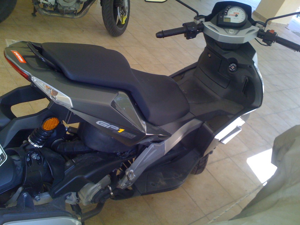 Στο γκαράζ http://pausiphono.com/wp-content/uploads/2009/05/img_0039-1024x768.jpg
